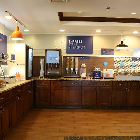 Holiday Inn Express Hotel & Suites Cleveland - Ms By Ihg Buitenkant foto