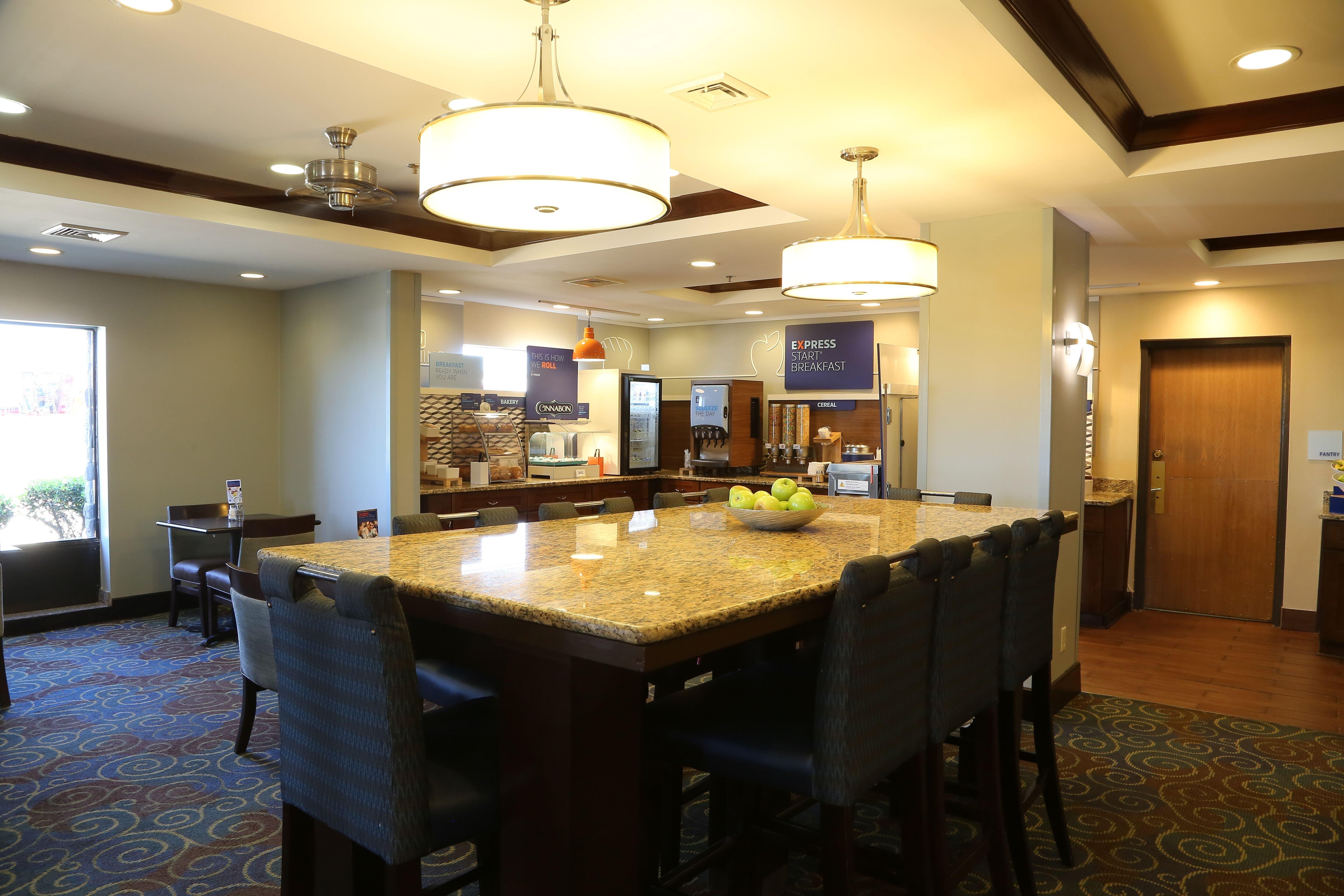 Holiday Inn Express Hotel & Suites Cleveland - Ms By Ihg Buitenkant foto