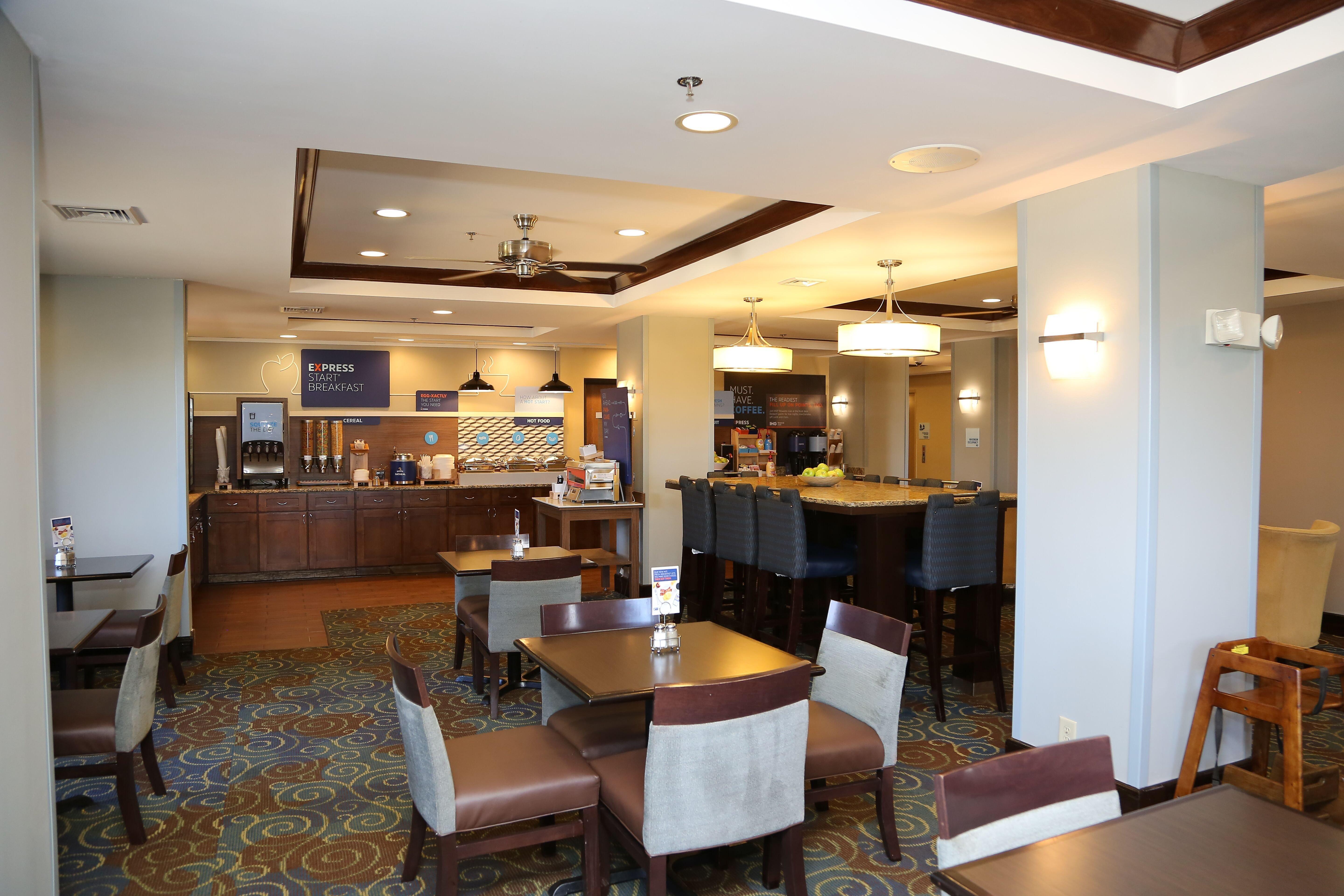 Holiday Inn Express Hotel & Suites Cleveland - Ms By Ihg Buitenkant foto