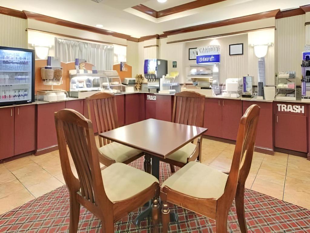 Holiday Inn Express Hotel & Suites Cleveland - Ms By Ihg Buitenkant foto