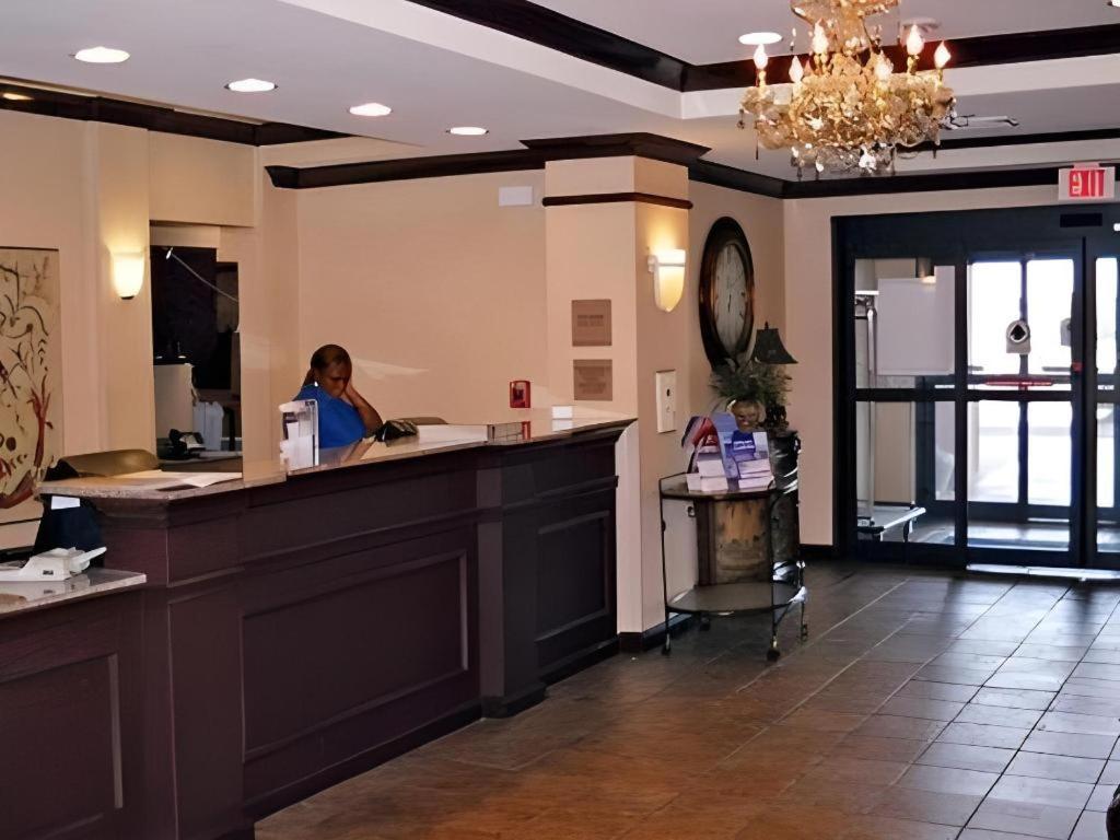 Holiday Inn Express Hotel & Suites Cleveland - Ms By Ihg Buitenkant foto