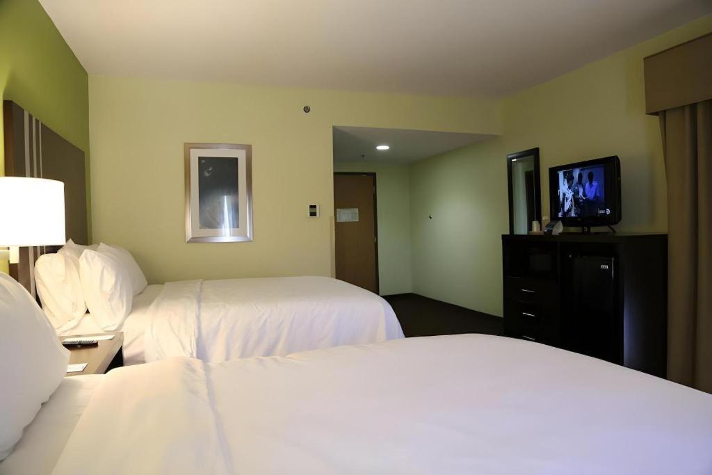 Holiday Inn Express Hotel & Suites Cleveland - Ms By Ihg Buitenkant foto