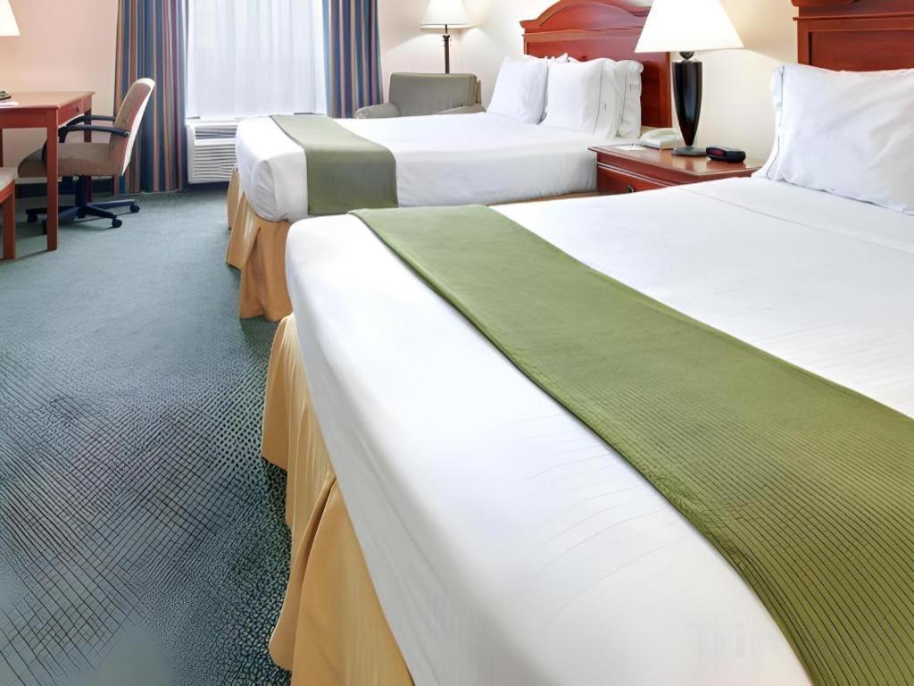 Holiday Inn Express Hotel & Suites Cleveland - Ms By Ihg Buitenkant foto