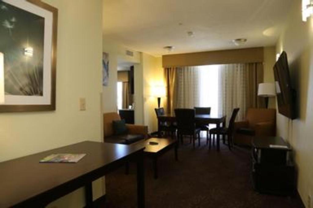 Holiday Inn Express Hotel & Suites Cleveland - Ms By Ihg Buitenkant foto