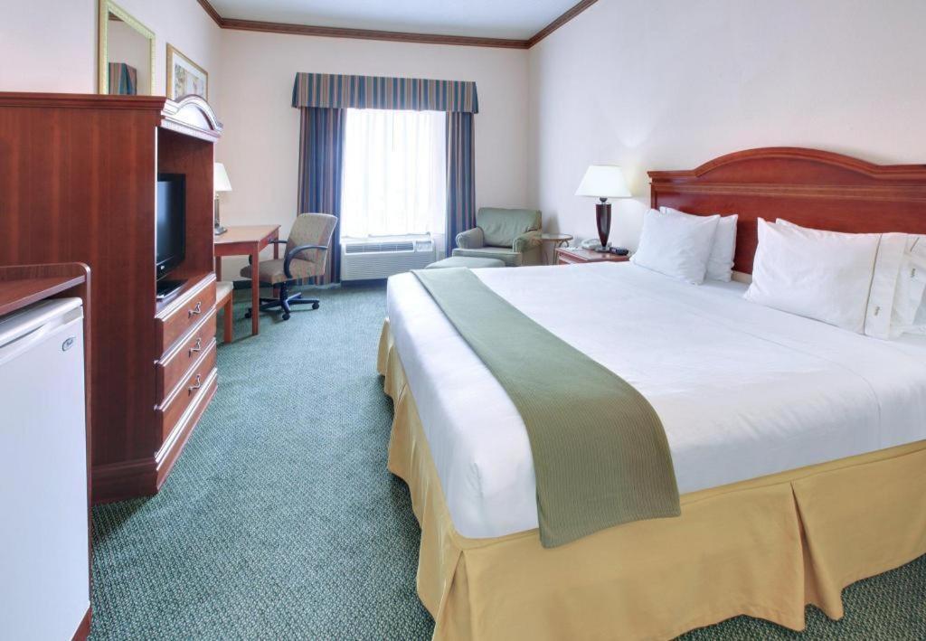 Holiday Inn Express Hotel & Suites Cleveland - Ms By Ihg Buitenkant foto