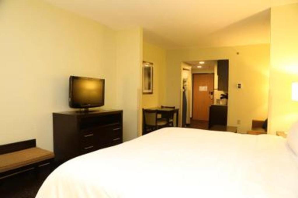 Holiday Inn Express Hotel & Suites Cleveland - Ms By Ihg Buitenkant foto