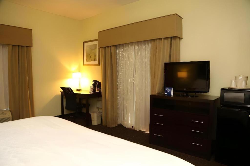 Holiday Inn Express Hotel & Suites Cleveland - Ms By Ihg Buitenkant foto
