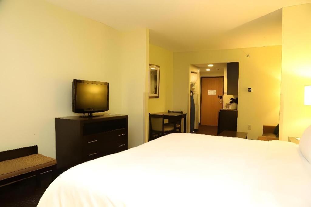 Holiday Inn Express Hotel & Suites Cleveland - Ms By Ihg Buitenkant foto