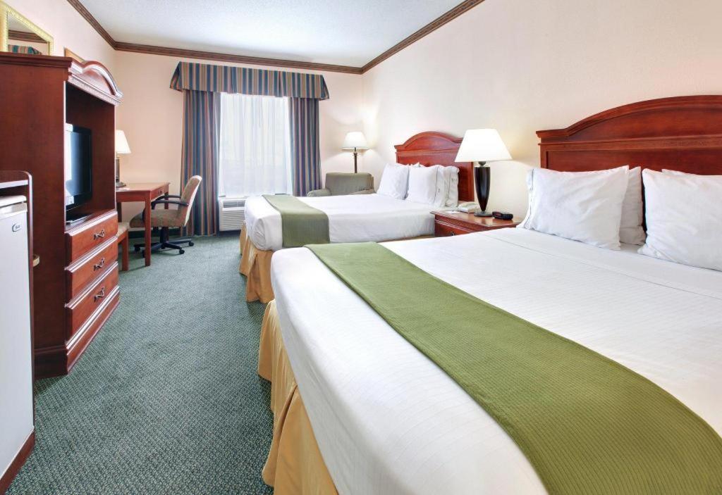 Holiday Inn Express Hotel & Suites Cleveland - Ms By Ihg Buitenkant foto