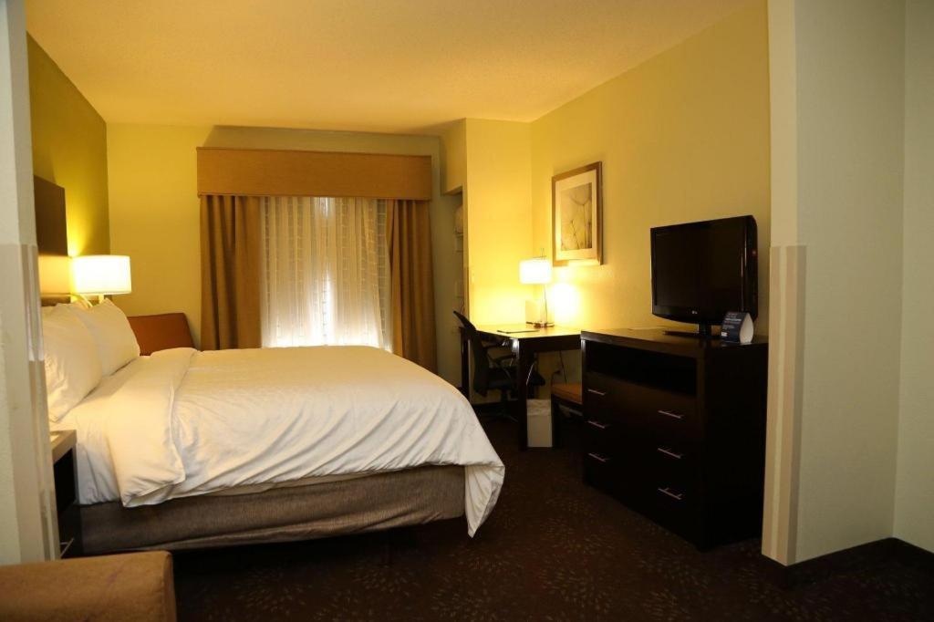 Holiday Inn Express Hotel & Suites Cleveland - Ms By Ihg Buitenkant foto