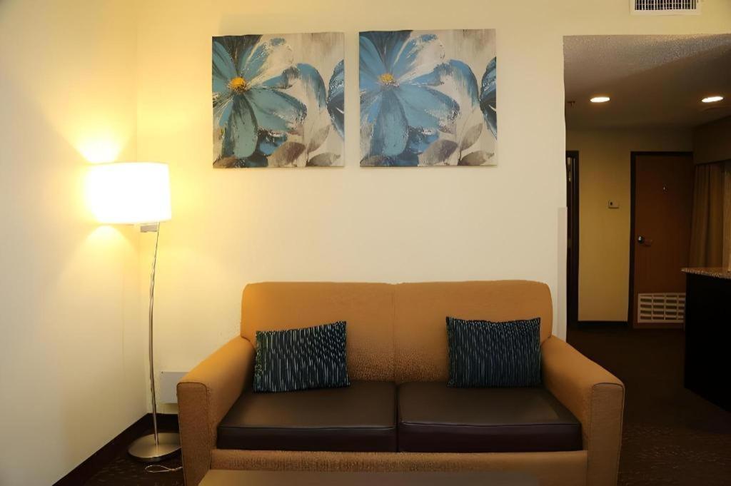 Holiday Inn Express Hotel & Suites Cleveland - Ms By Ihg Buitenkant foto