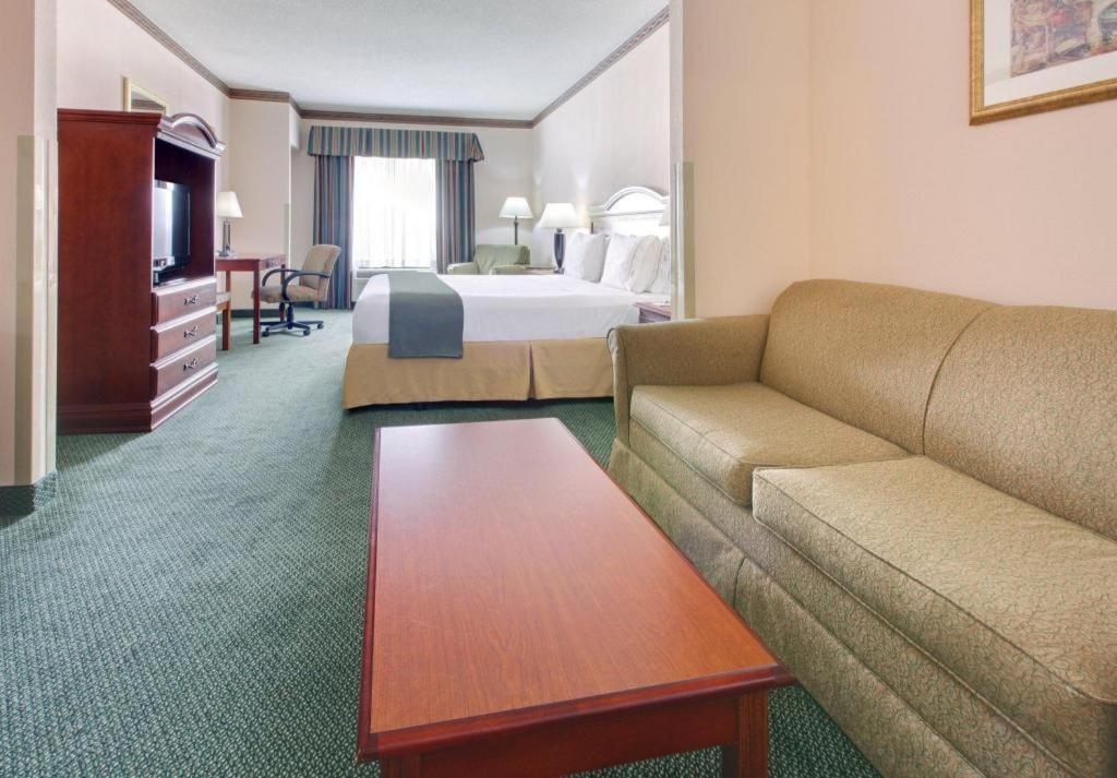 Holiday Inn Express Hotel & Suites Cleveland - Ms By Ihg Buitenkant foto