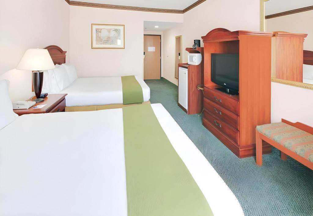 Holiday Inn Express Hotel & Suites Cleveland - Ms By Ihg Buitenkant foto
