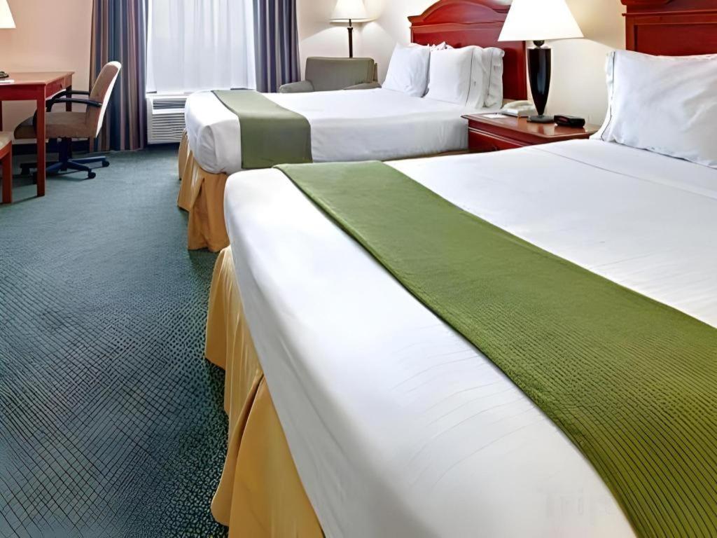 Holiday Inn Express Hotel & Suites Cleveland - Ms By Ihg Buitenkant foto