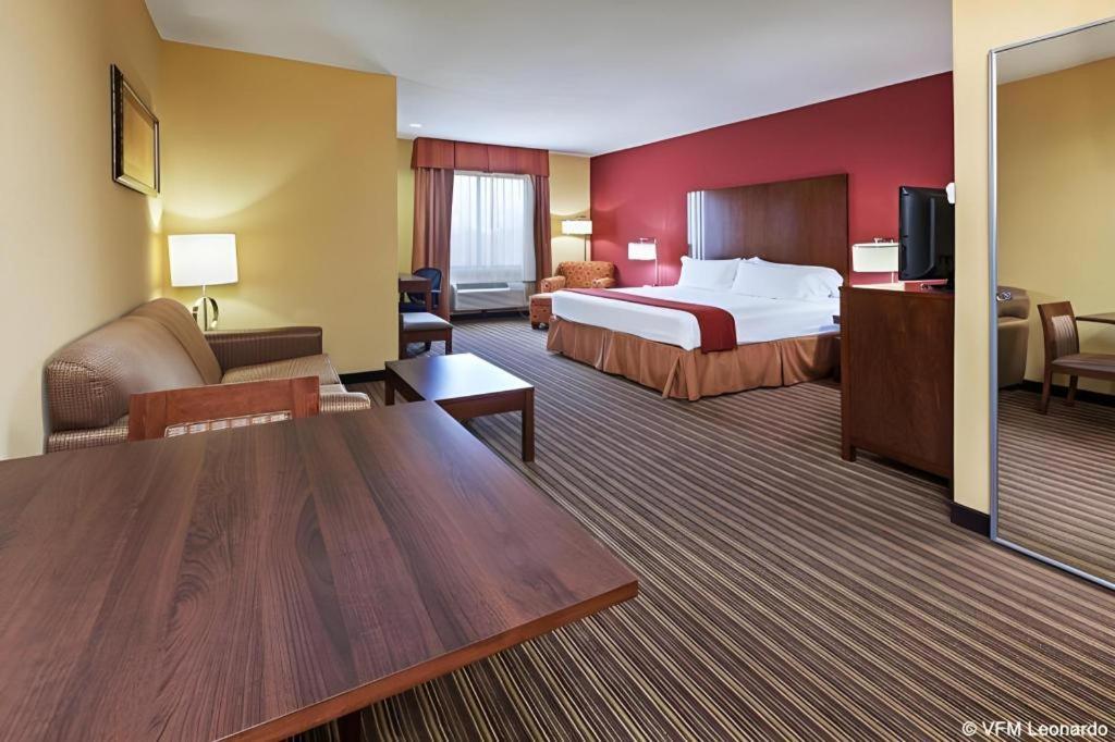 Holiday Inn Express Hotel & Suites Cleveland - Ms By Ihg Buitenkant foto