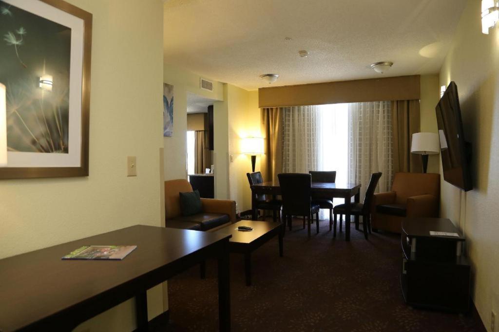 Holiday Inn Express Hotel & Suites Cleveland - Ms By Ihg Buitenkant foto