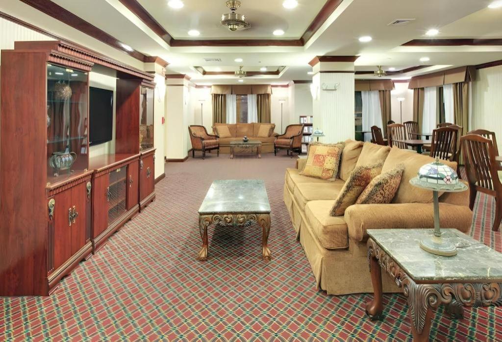 Holiday Inn Express Hotel & Suites Cleveland - Ms By Ihg Buitenkant foto