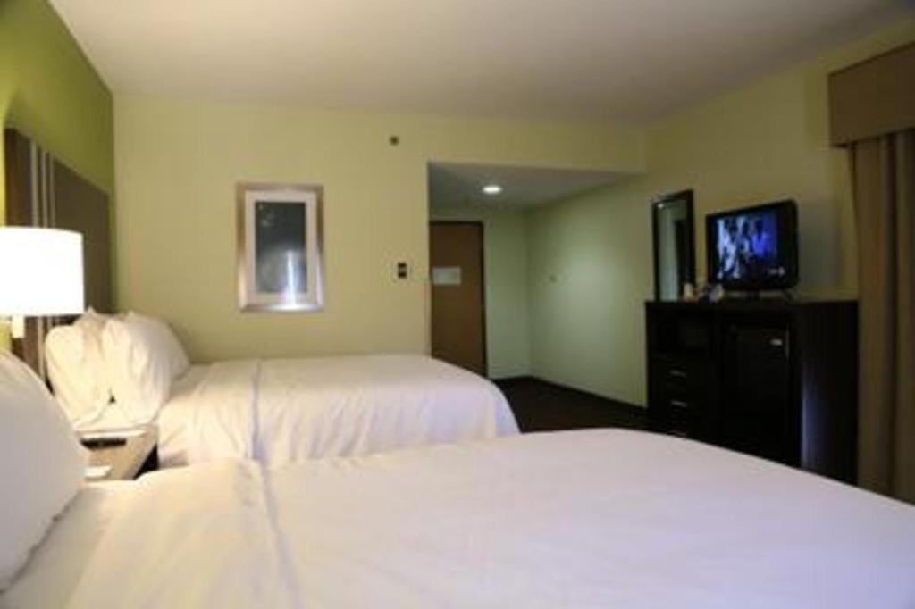 Holiday Inn Express Hotel & Suites Cleveland - Ms By Ihg Buitenkant foto